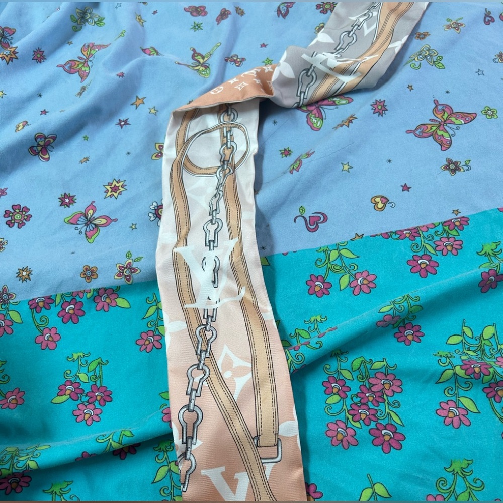 louis vuttion scarf never worn brand new - Picture 2 of 3